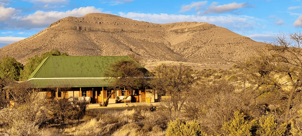 meerlust-farm-house-with-mountain-range